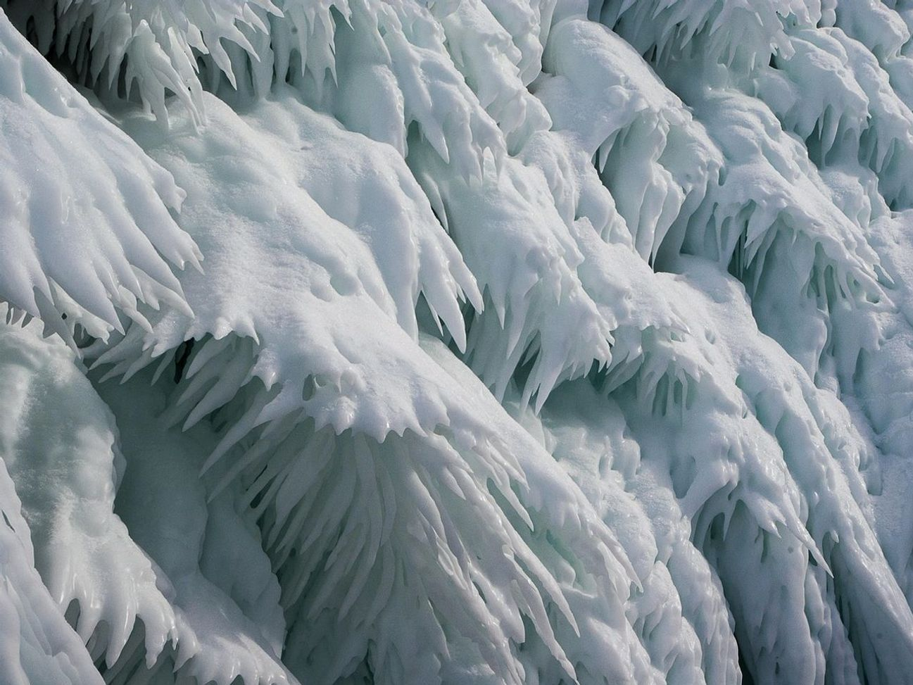 Terreno aberto e descoberto acima dos últimos lagos de montanha